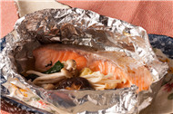 サーモンとたっぷり茸のホイル蒸しバター醤油風味